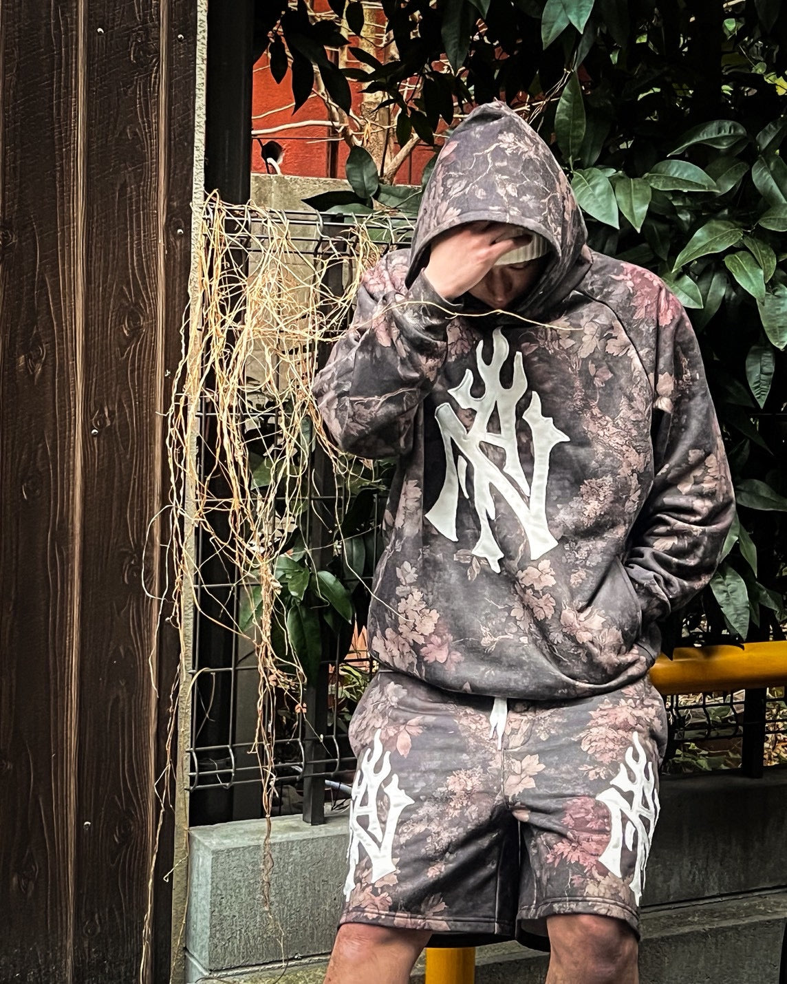 フラワーカモフラージュセットアップで魅せる、和モダンストリート