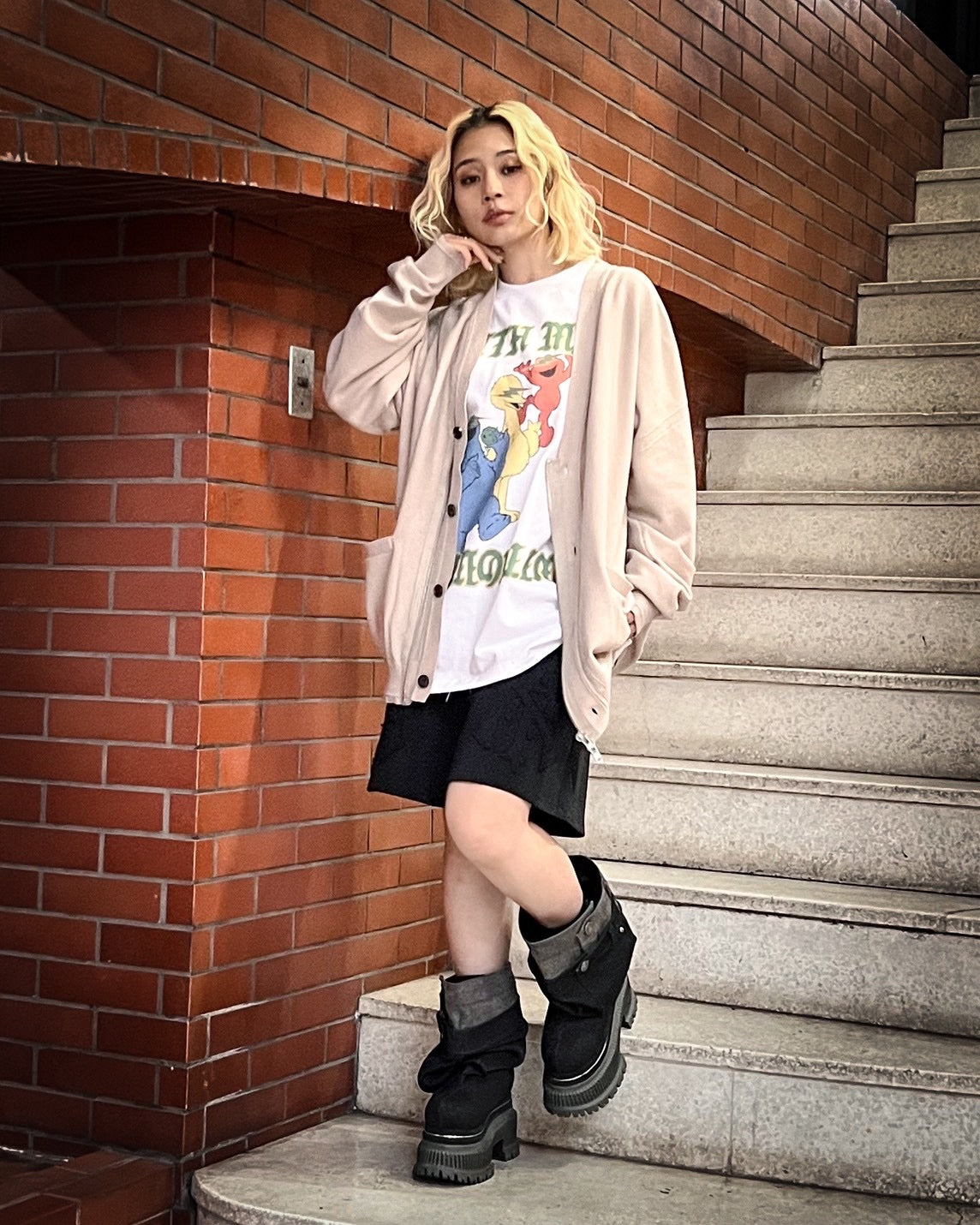 ベージュニットカーディガンで作る、抜け感レイヤードスタイル