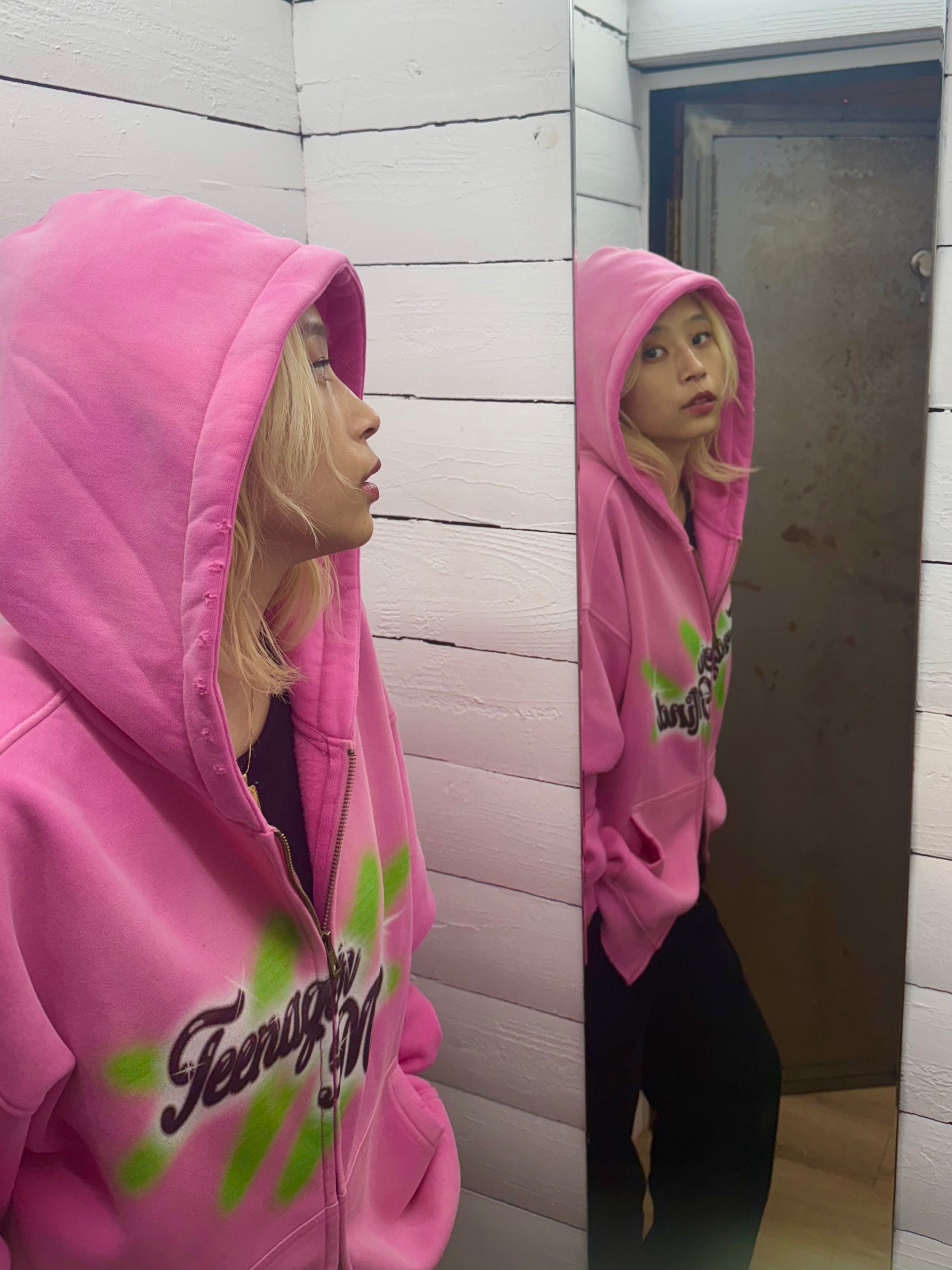 ビビッドピンクパーカーで作る、ストリートカジュアルスタイル