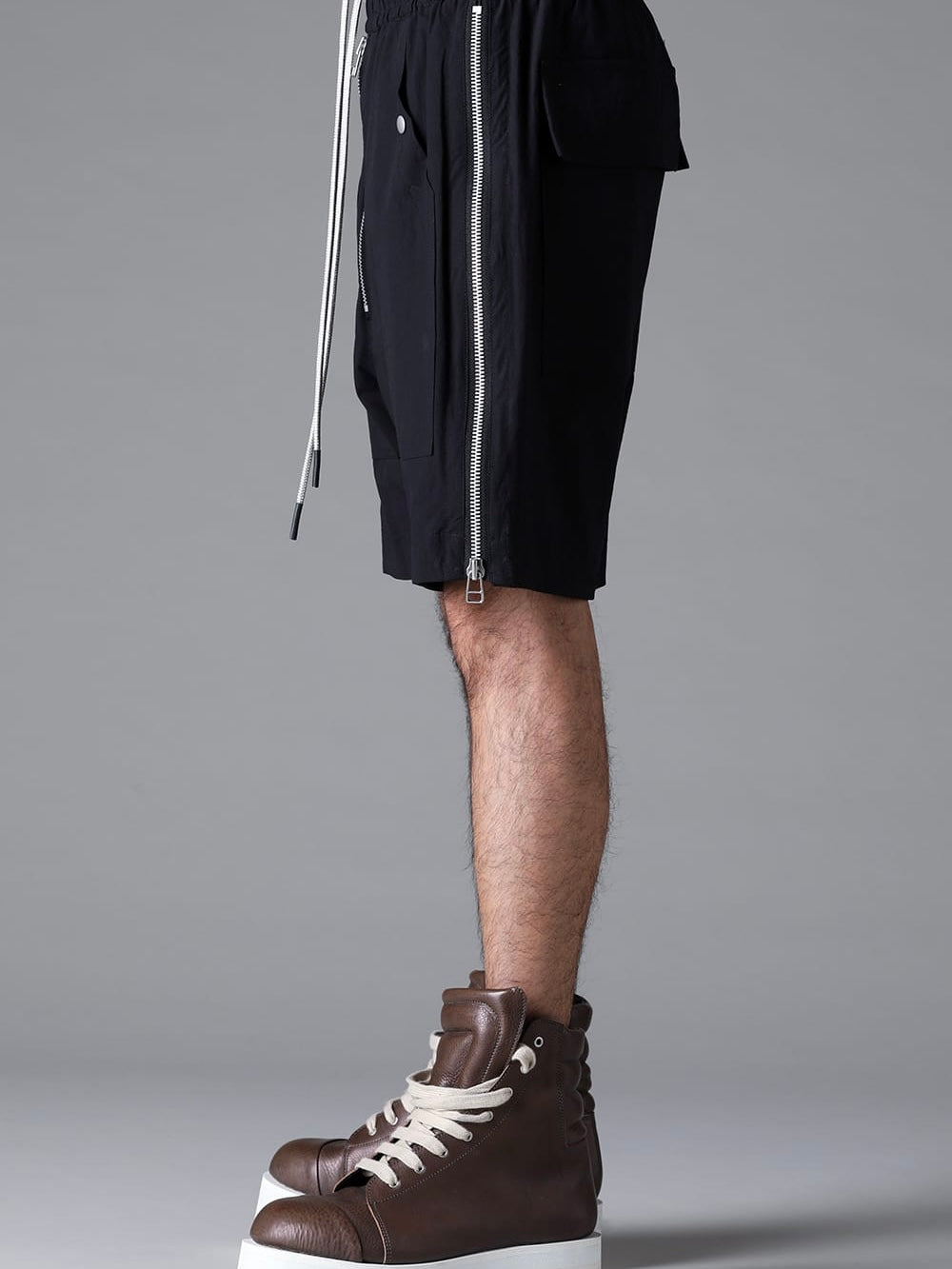 SIDE ZIP SHORTS