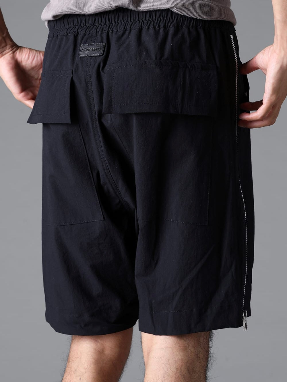 SIDE ZIP SHORTS