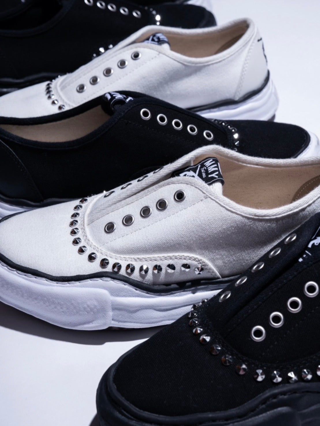 "BAKER" STUDS SLIP-ON SNEAKERS(WHITE×WHITE)