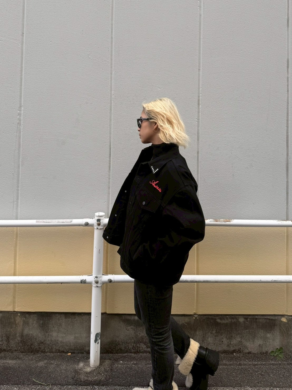 ブラックオンブラックで魅せる、ミニマルストリートスタイル