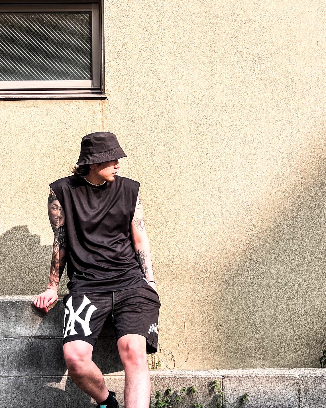 オールブラックで決める、ビッグロゴのメッシュセットアップ