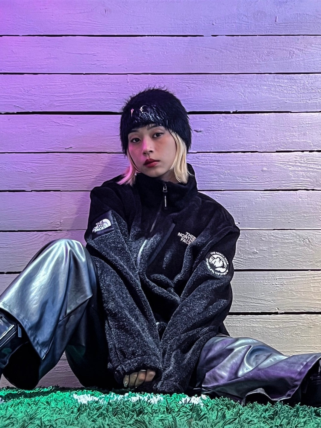 モノトーン×メタリック・ストリートコーデ