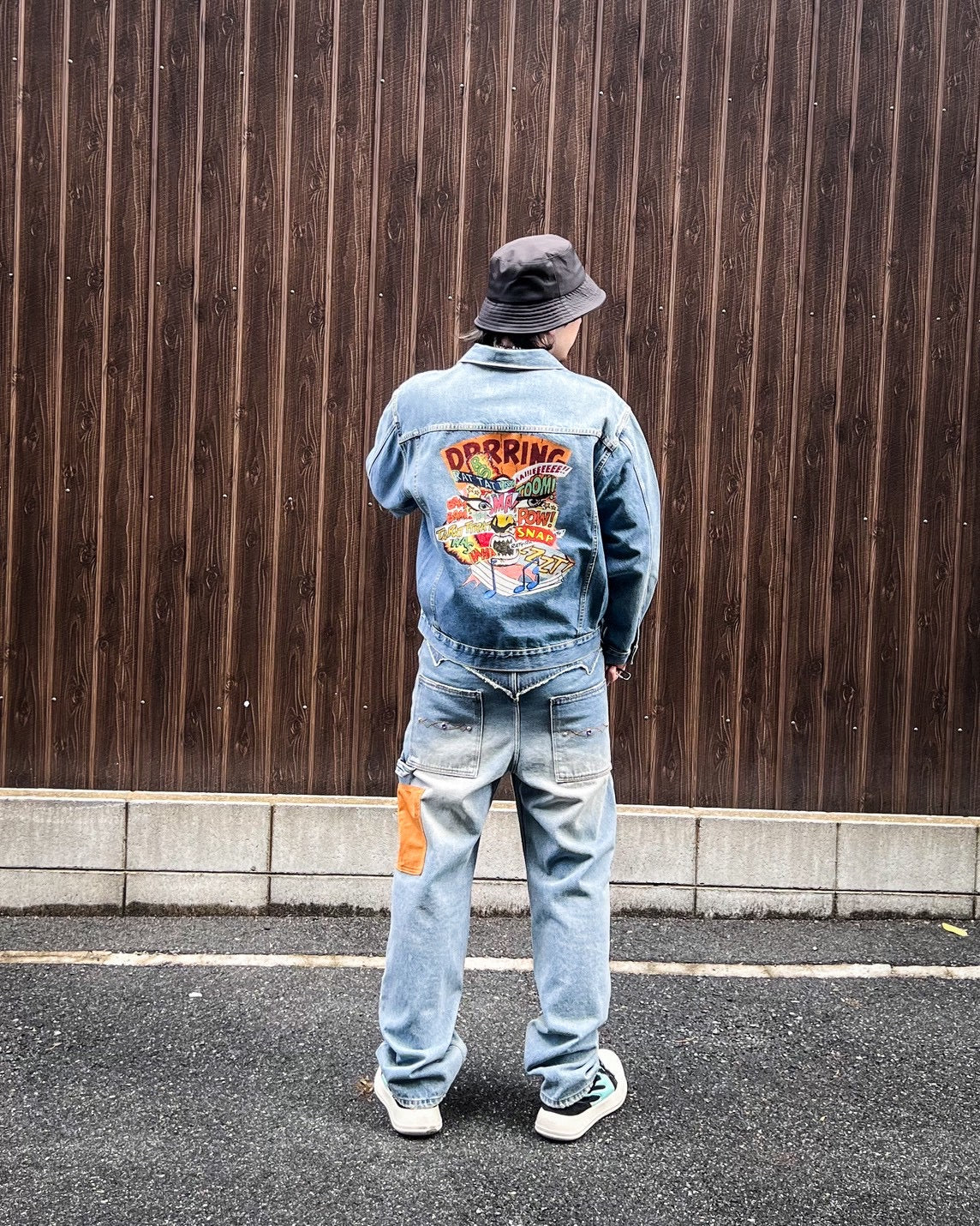 レトログラフィック×デニムコーデ