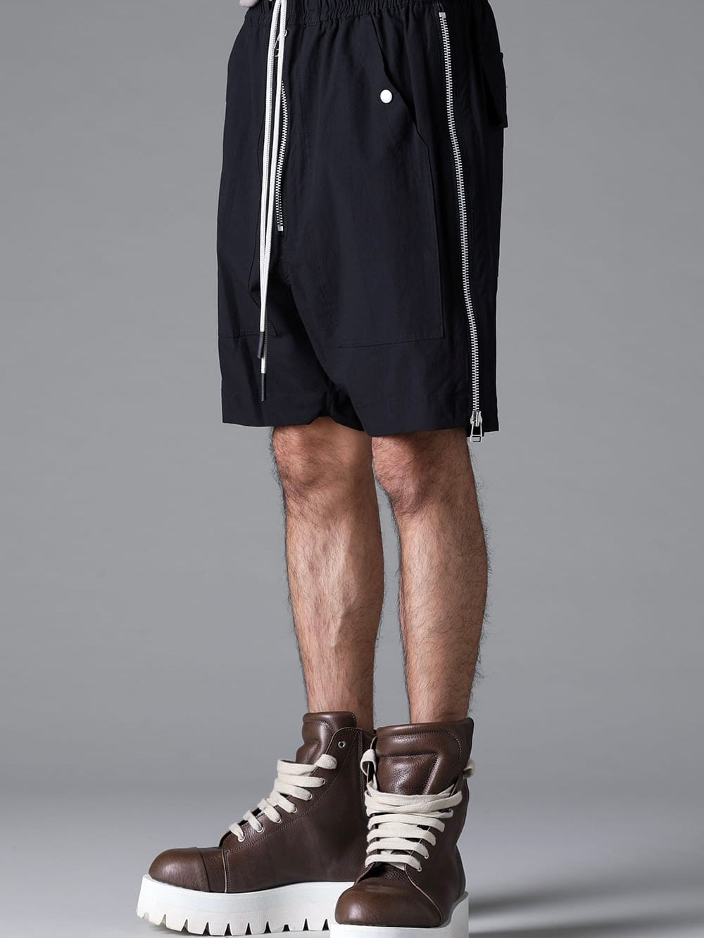 SIDE ZIP SHORTS