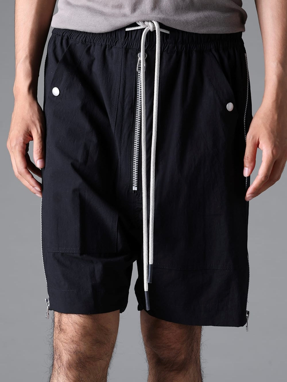 SIDE ZIP SHORTS