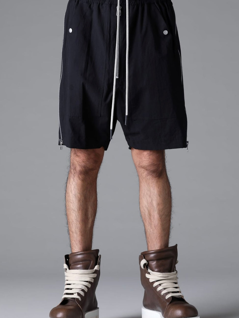SIDE ZIP SHORTS