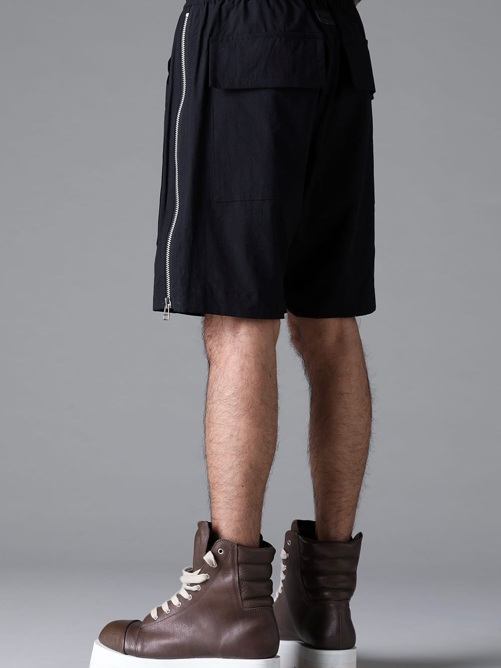 SIDE ZIP SHORTS
