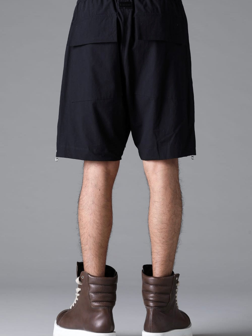 SIDE ZIP SHORTS