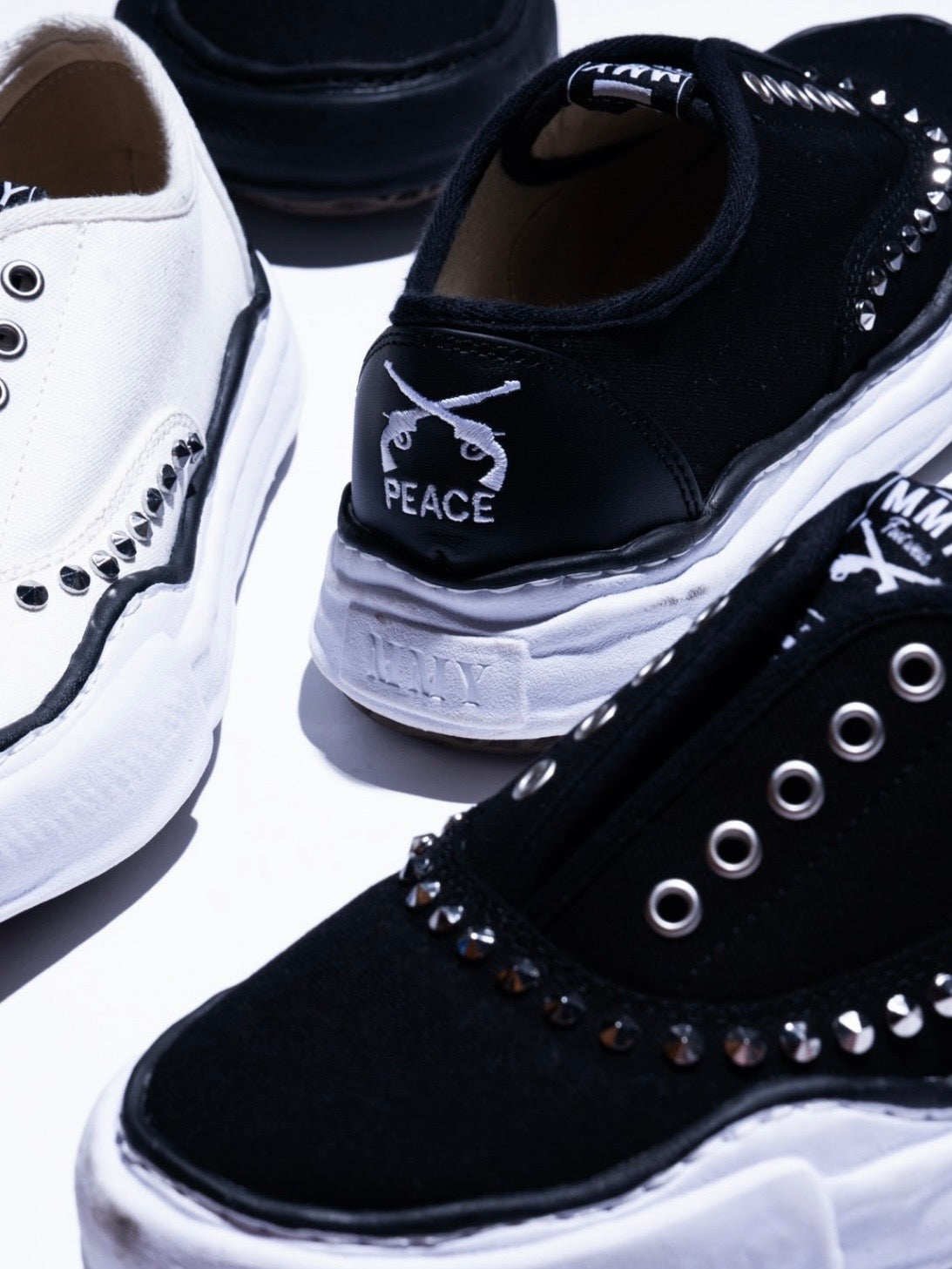"BAKER" STUDS SLIP-ON SNEAKERS(BLACK×WHITE)